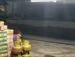 Aksi Pencurian Tabung Gas di Aur Malintang Selatan Terekam CCTV