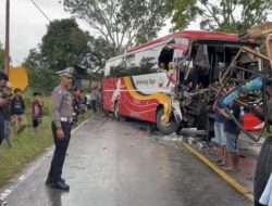 Bus Gumarang Jaya dan Truk Tabrakan di Solok, Dua Sopir Terjepit
