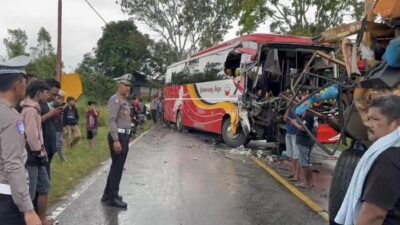 Bus Gumarang Jaya dan Truk Tabrakan di Solok, Dua Sopir Terjepit