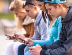 Gen Z Lepas Smartphone, Kompak Pindah ke HP Penggantinya