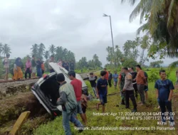 Diduga Tak Dengar Peringatan, MinibusTertabrak Kereta di Padang Pariaman