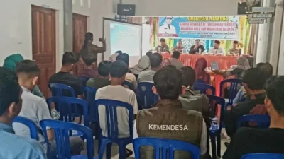 Peserta dari generasi muda nagari serius mendengarkan pemaparan narkoba dan bahaya dari narasumber dari polres pariaman dalam acara sosialisasi bahaya narkoba di Nagari III Koto Aur Malintanh Selatan, di aula kantor wali Nagari.