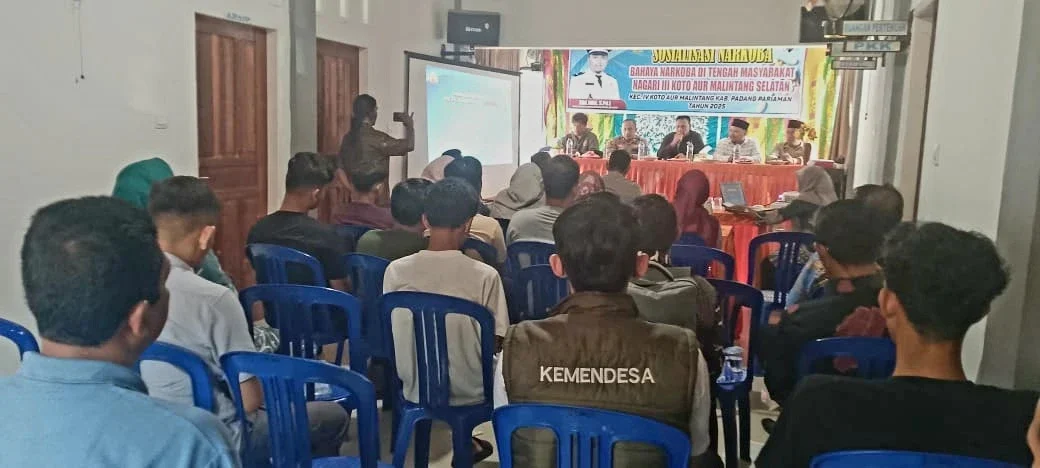 Peserta dari generasi muda nagari serius mendengarkan pemaparan narkoba dan bahaya dari narasumber dari polres pariaman dalam acara sosialisasi bahaya narkoba di Nagari III Koto Aur Malintanh Selatan, di aula kantor wali Nagari.
