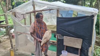 Di Balik Gubuk Plastik: Kisah Pilu Zainal Arifin yang Menolak Menjadi Beban