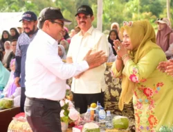 Sikueh yang Mambangkik Batang Tarandam: Kisah Yusneti dari Pisang Rebus ke Jalan Beraspal