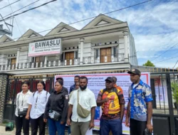 Staf Palang Kantor Bawaslu Papua Tengah, Protes Dugaan Pemalsuan Dokumen dan Penyalahgunaan Anggaran