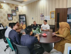Bawaslu Pesisir Selatan dan Dinas Kominfo Perkuat Kolaborasi Jelang Monev KIP
