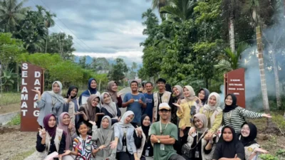 Mahasiswa KKN UMNatsir Bersama Pemuda Bangun Gapura Korong Koto Panjang