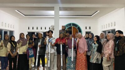 Mahasiswa KKN Universitas Mohammad Natsir Bukittinggi Ciptakan Alat Penabur Pupuk Jagung, Wujudkan Pertanian Efisien di Padang Polongan