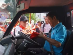 Pemko Padang Bagikan 15 Ribu Bendera Merah Putih, Ajak Warga Kibarkan Semangat Kemerdekaan