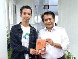 Bupati Padang Pariaman John Kenedy Aziz Apresiasi Buku “Tidak Harus Tergesa-gesa” Karya Rizky Utama