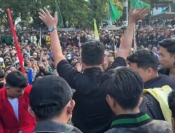 Wujudkan Demokrasi Santun: Aksi Mahasiswa di DPRD Sumbar Dipuji Wagub dan Jadi Sorotan Nasional