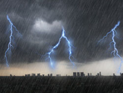 Cuaca Jakarta Hari Ini Minggu 28 Desember 2025: Awan Tebal Dominan, Waspada Hujan Petir Siang Hari