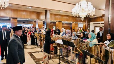 Diaspora Indonesia Sambut Presiden Prabowo di Pakistan dengan Alunan Angklung
