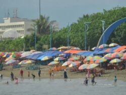 Libur Nataru 2026, Pantai Padang Dipadati Wisatawan dan Dongkrak Ekonomi Warga