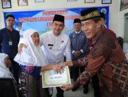 Wabup Parulian Serahkan BLT Dana Desa Triwulan IV kepada 75 KPM di Padang Gelugur Pasaman