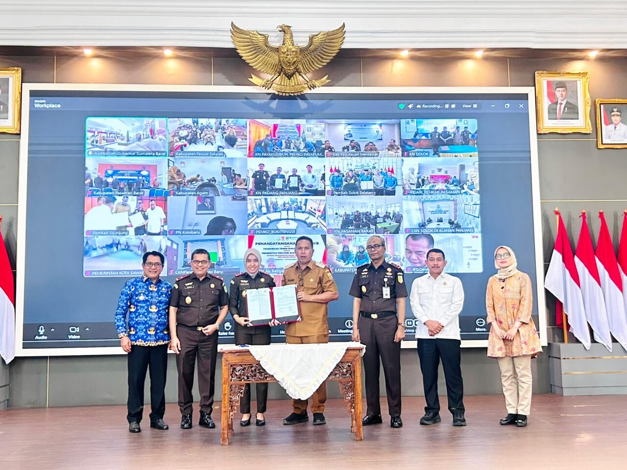 Kejari Pariaman Anggia Yusran Saat Foto Bersama Dengan Bupati dan Wakil Walikota Pariaman