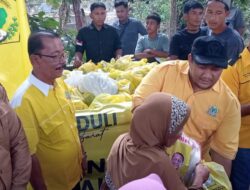 Ketua DPD Golkar Kota Pariaman Riza Saputra Serahkan Ratusan Sembako Kepada Korban Banjir Pariaman