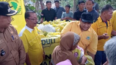 Ketua DPD Golkar Kota Pariaman Riza Saputra Serahkan Ratusan Sembako Kepada Korban Banjir Pariaman
