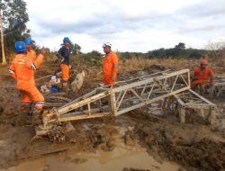 Perjuangan Petugas PLN Taklukkan Medan Terjal Aceh Demi Kembalinya Listrik Pasca Banjir