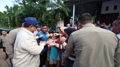 Presiden Prabowo Disambut Indonesia Raya di Posko Pengungsian Agam, Pastikan 100 Huntara Dibangun