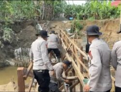 Brimob Polda Sumbar Bangun Jembatan Darurat di Padang Pariaman, 3.000 Warga Terbantu