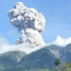Gunung Marapi Erupsi Lagi, Kolom Abu 300 Meter Mengarah ke Utara-Timur Laut