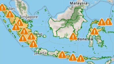 Peringatan Dini Cuaca Aktif di 15 Provinsi, Hujan Lebat Berpotensi Picu Banjir & Longsor