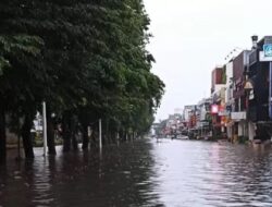 Hujan Deras Sejak Malam, Banjir Rendam 16 RT dan 10 Ruas Jalan di Jakarta