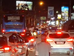 Lalin Puncak Bogor Padat hingga Malam, Polisi Siapkan One Way Sepenggal di Titik Rawan