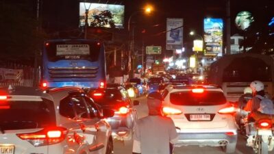 Lalin Puncak Bogor Padat hingga Malam, Polisi Siapkan One Way Sepenggal di Titik Rawan
