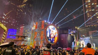 Ribuan Warga Padati Bundaran HI Rayakan Tahun Baru 2026, Kembang Api Tetap Menyala