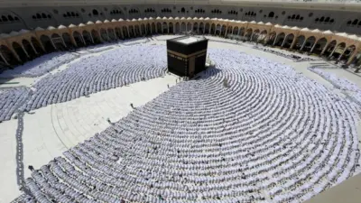 Ratusan Ribu Jemaah Padati Masjidil Haram pada Jumat Pertama Ramadan