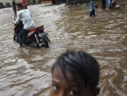Banjir dan Longsor Terjang Tanjung Raya Agam, 20 Rumah Terendam dan Jalan Provinsi Lumpuh