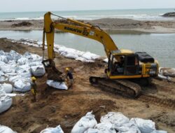 Pemkab Padang Pariaman Perkuat Tebing Muaro Ulakan, Dua Ekskavator Disiagakan Atasi Banjir