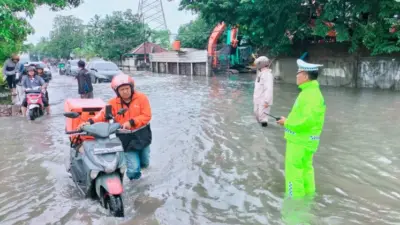 Banjir Jakarta Hari Ini: 105 RT dan 19 Jalan Masih Tergenang, Air Capai 1,7 Meter